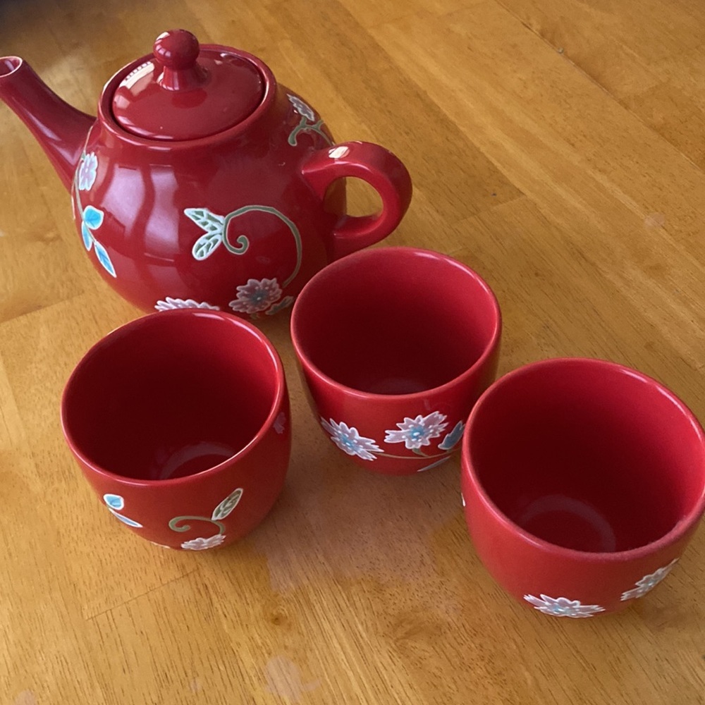 RED Teapot Floral Design with 3 Matching Cups